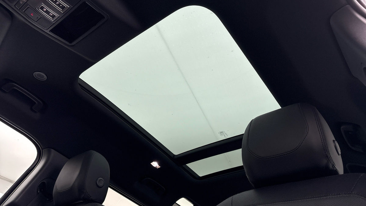 Land Rover Defender 110 Image 6