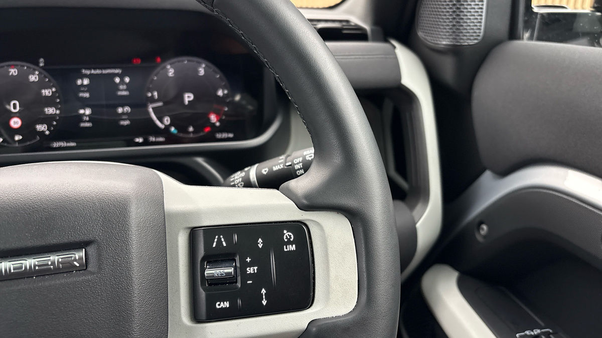 Land Rover Defender 110 Image 14