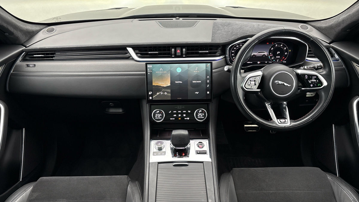 Jaguar F-PACE Image 12