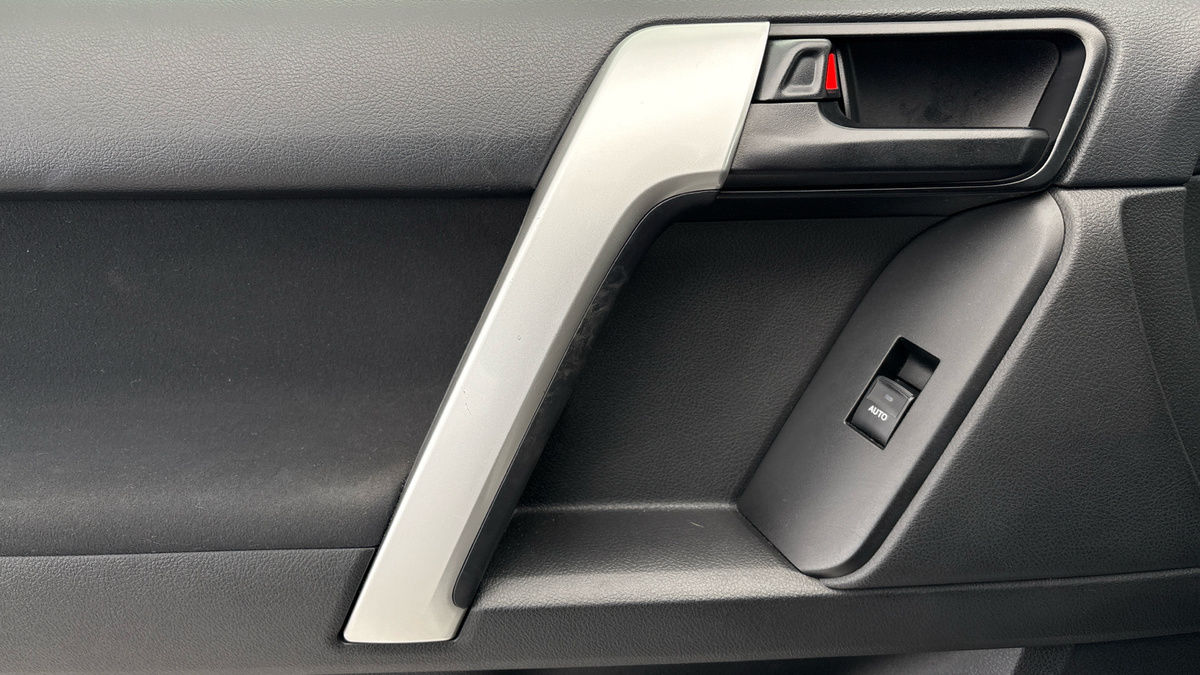 Toyota Land Cruiser Image 19