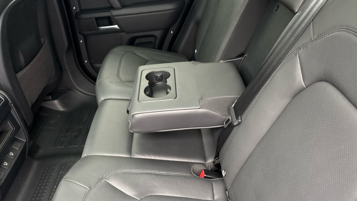 Land Rover Defender 110 Image 9