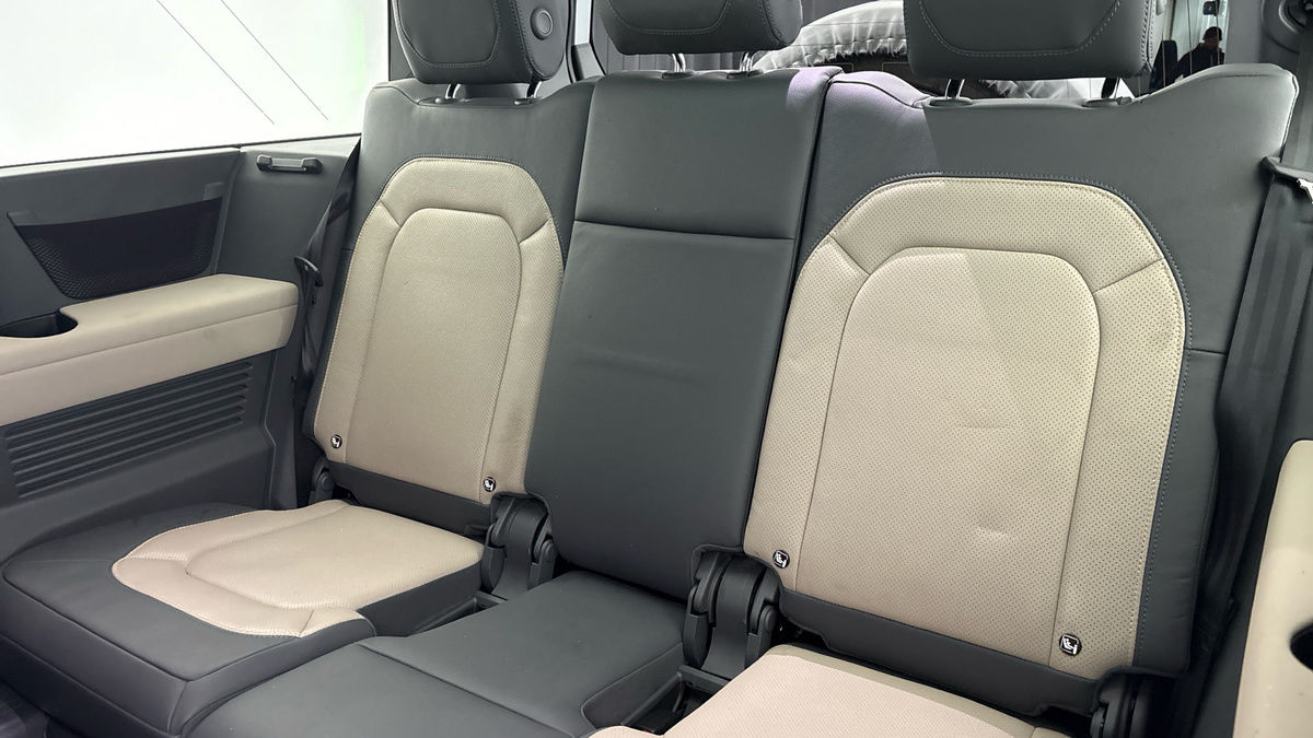 Land Rover Defender 130 Image 26