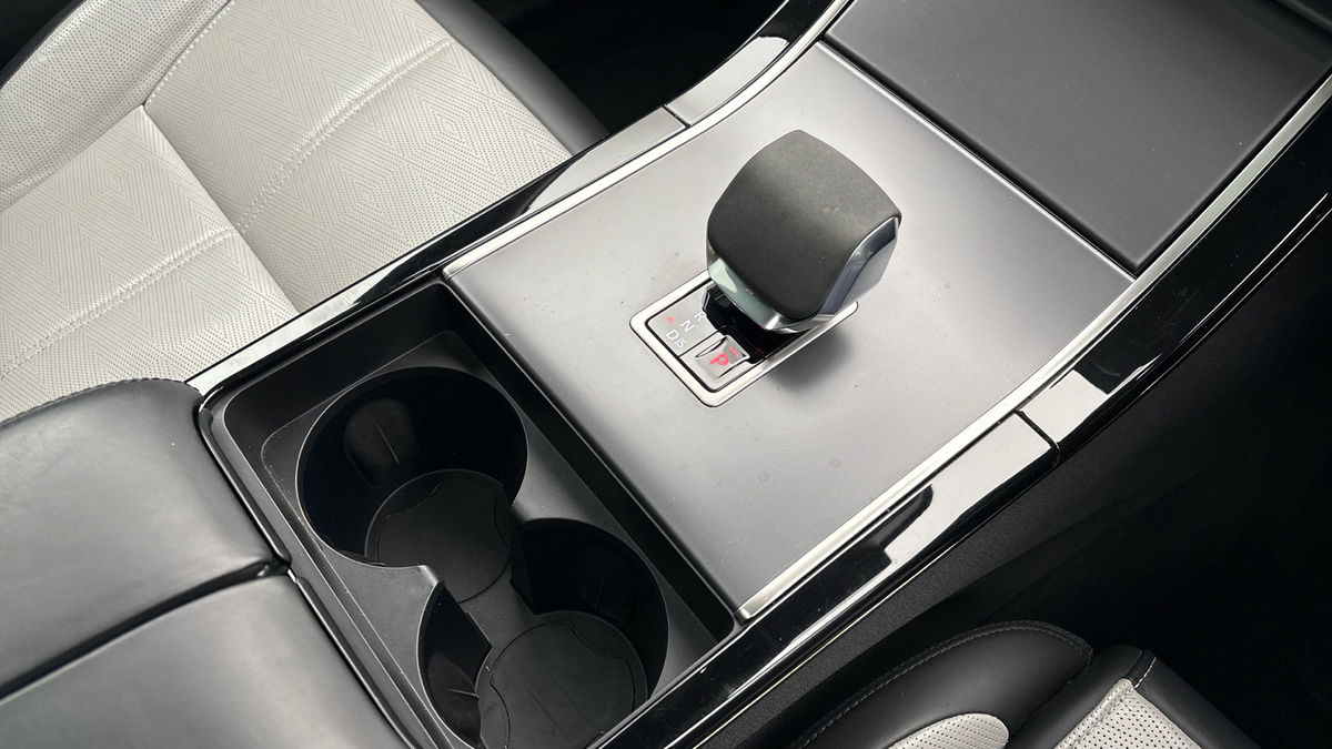 Land Rover Range Rover Velar Image 18