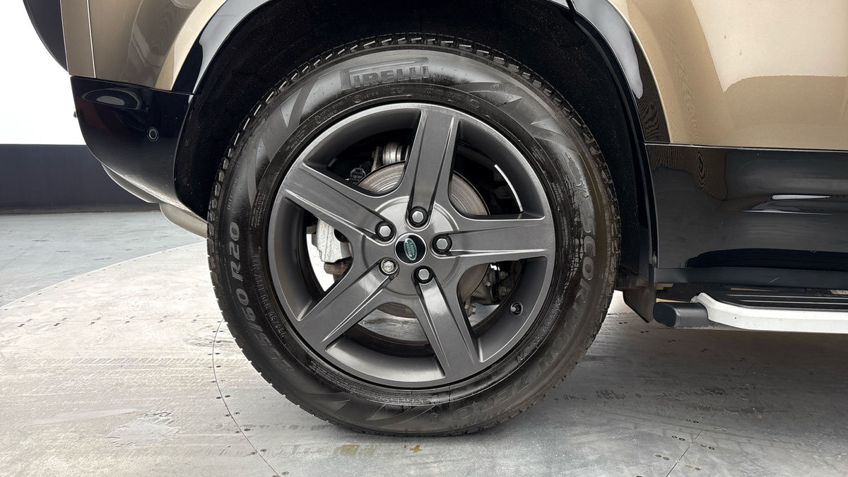 Land Rover Defender 110 Image 10