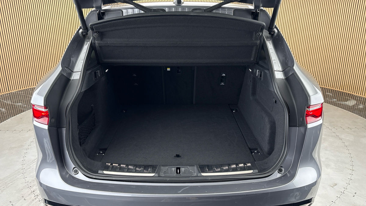 Jaguar F-PACE Image 11
