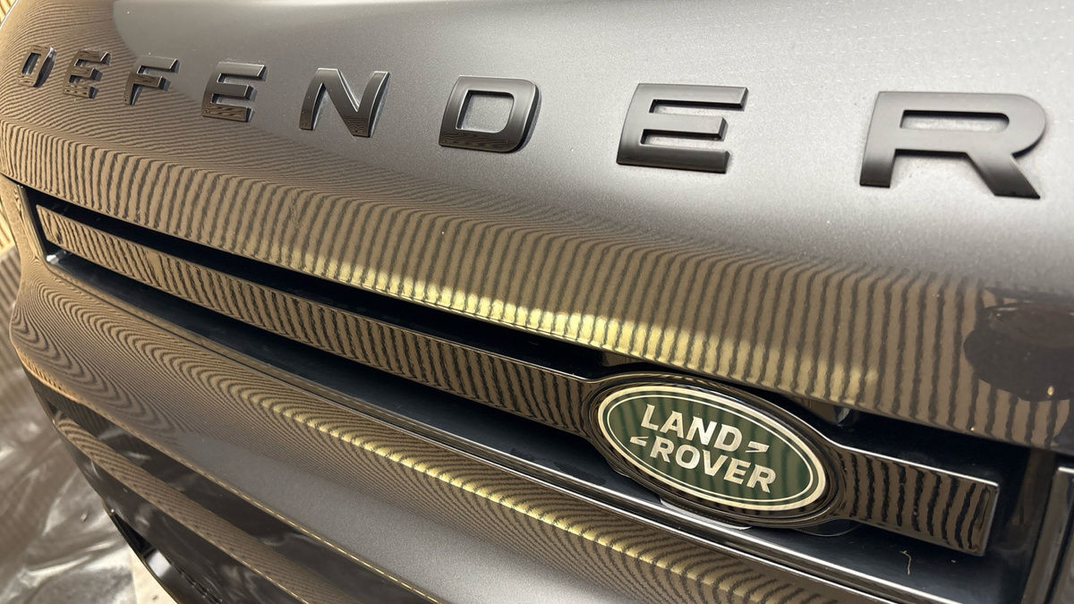 Land Rover Defender 110 Image 24