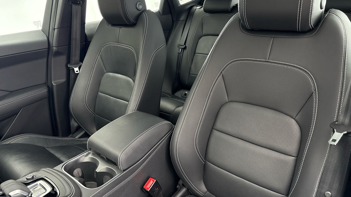 Jaguar E-PACE Image 14