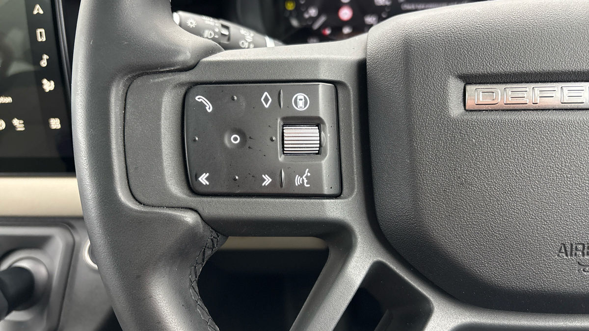 Land Rover Defender 110 Image 13