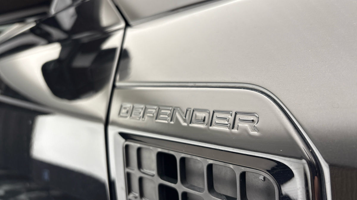 Land Rover Defender 110 Image 35
