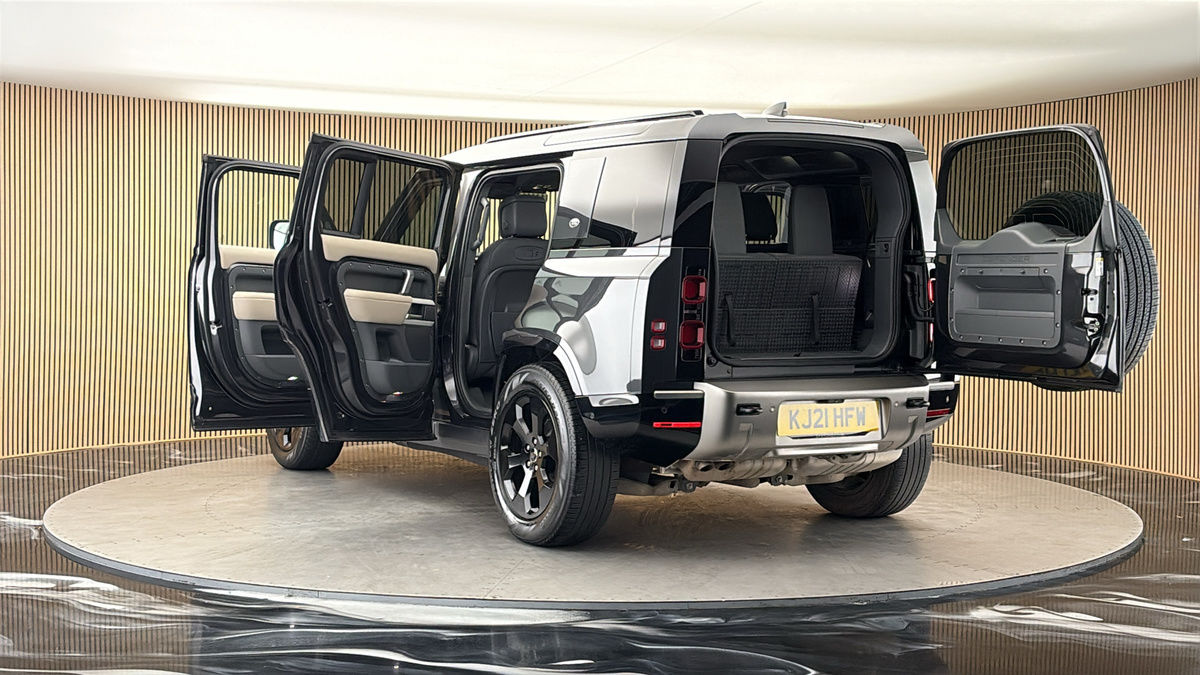 Land Rover Defender 110 Image 23