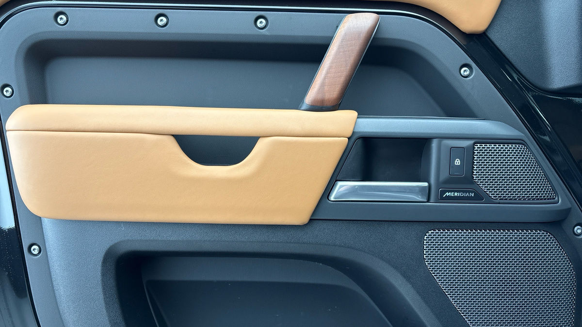 Land Rover Defender 110 Image 19