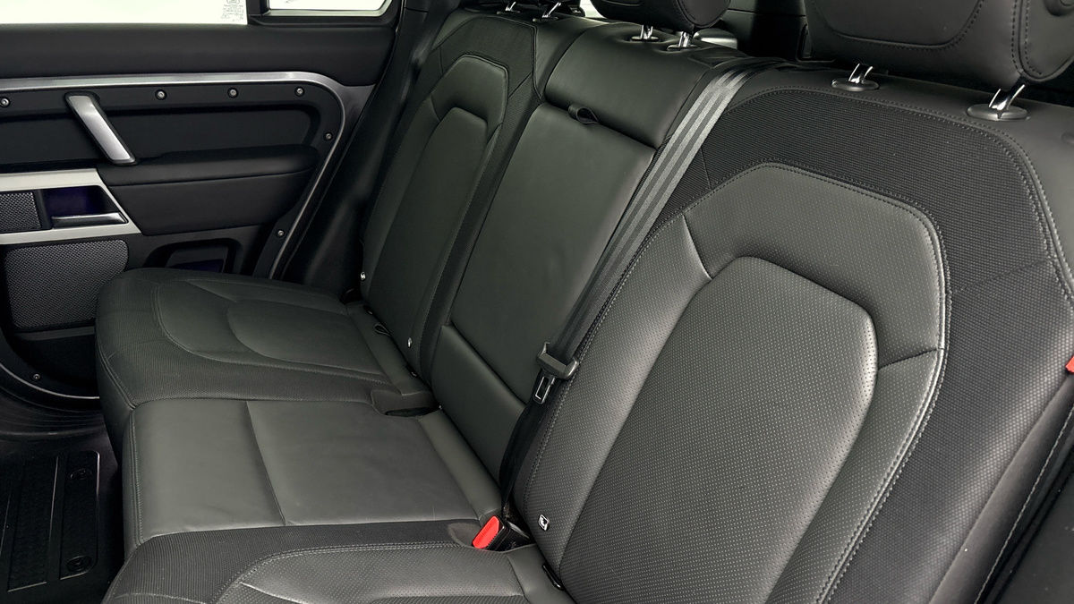 Land Rover Defender 110 Image 8