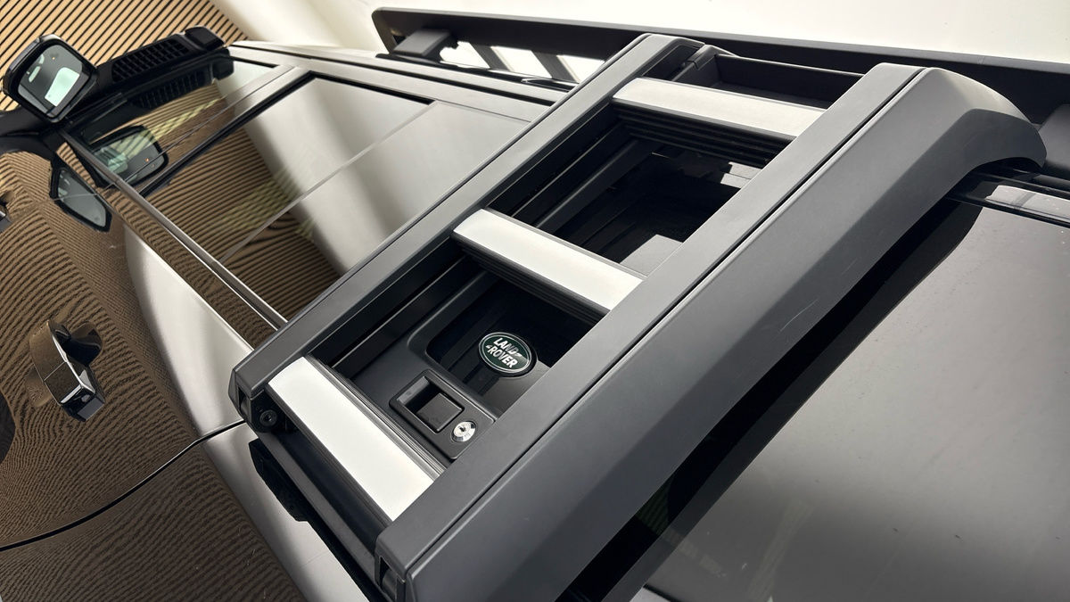 Land Rover Defender 110 Image 33