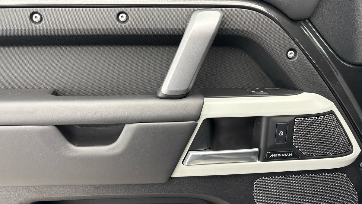 Land Rover Defender 110 Urban Image 19