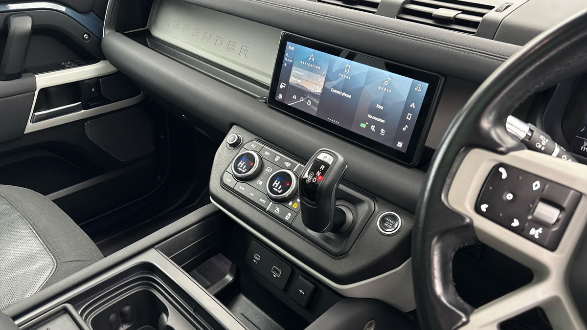 Land Rover Defender 110 Image 18
