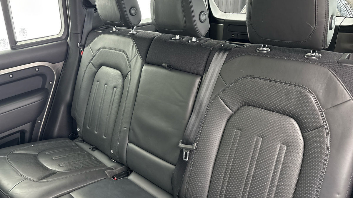 Land Rover Defender 110 Image 8
