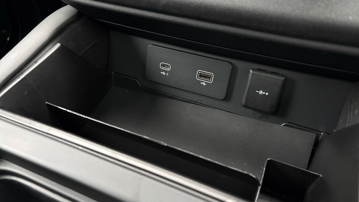 Land Rover Defender 110 Image 30