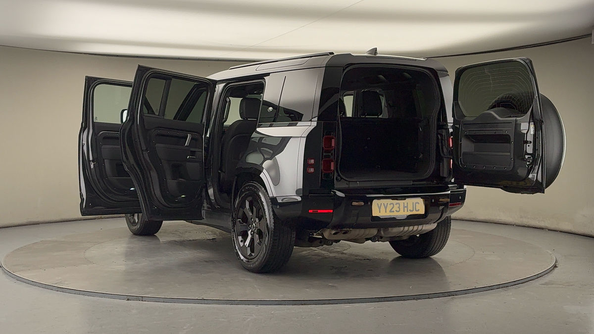 Land Rover Defender 110 Image 23