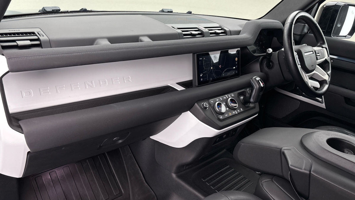 Land Rover Defender 110 Image 25