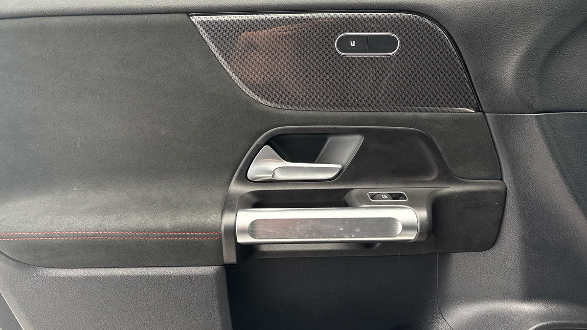 Mercedes-Benz GLB Image 19