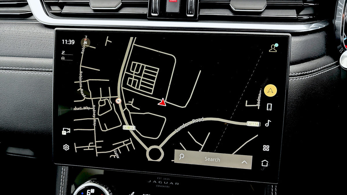 Jaguar F-PACE Image 17