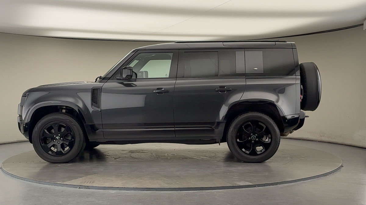 Land Rover Defender 110 Image 15