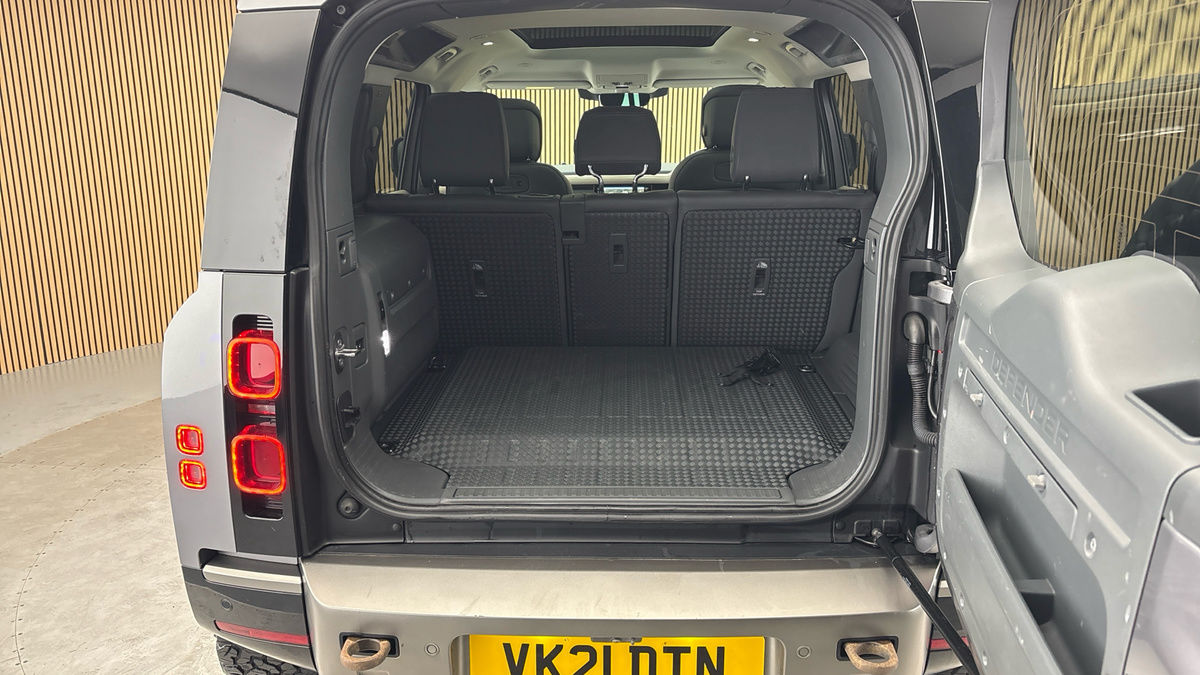 Land Rover Defender 110 Image 11