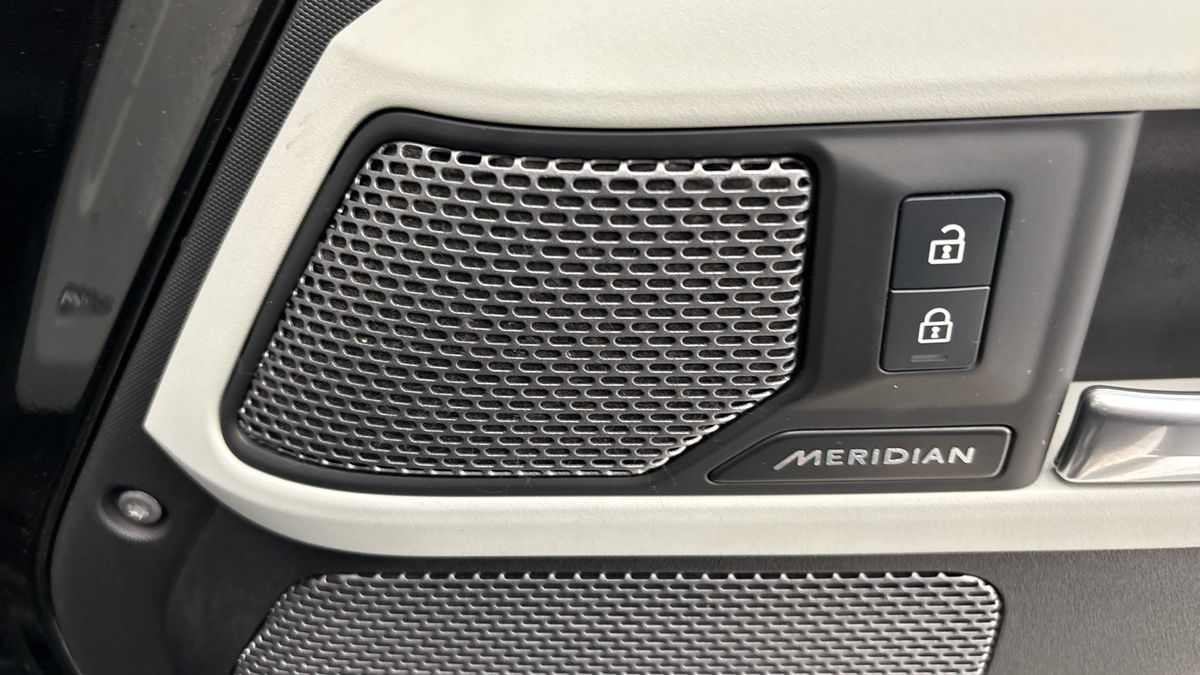 Land Rover Defender 110 Image 26