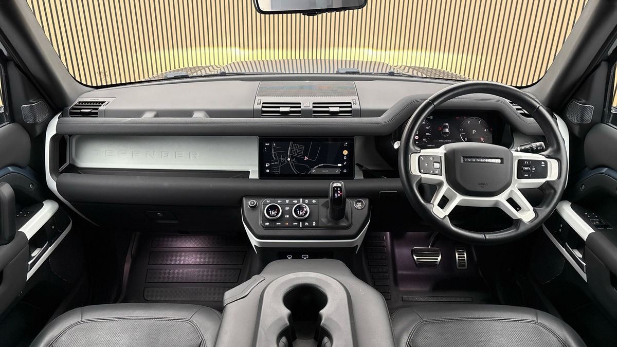 Land Rover Defender 110 Image 12