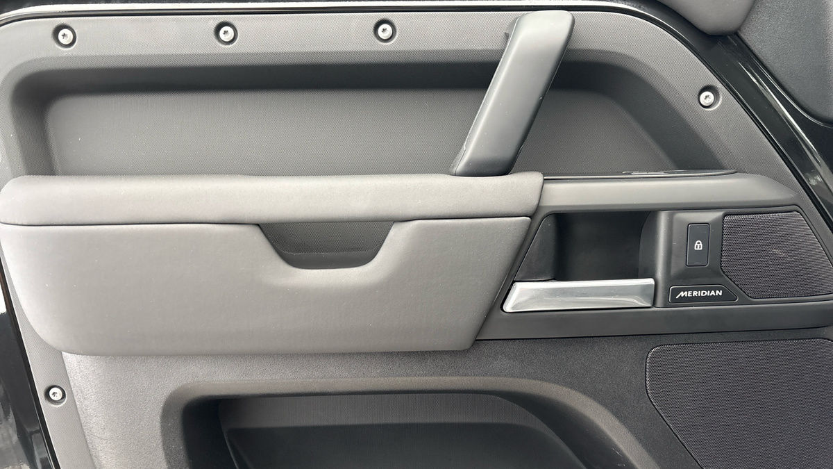 Land Rover Defender 110 Image 19