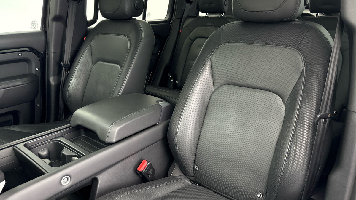 Land Rover Defender 110 Image 7
