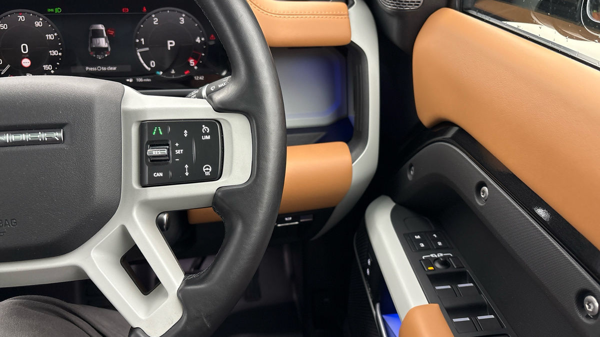 Land Rover Defender 110 Image 14