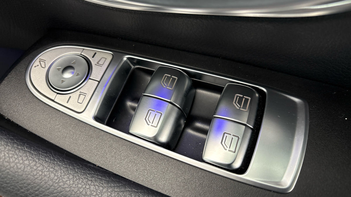 Mercedes-Benz E Class Image 29