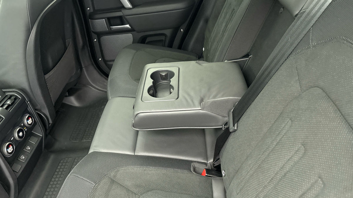 Land Rover Defender 110 Image 9