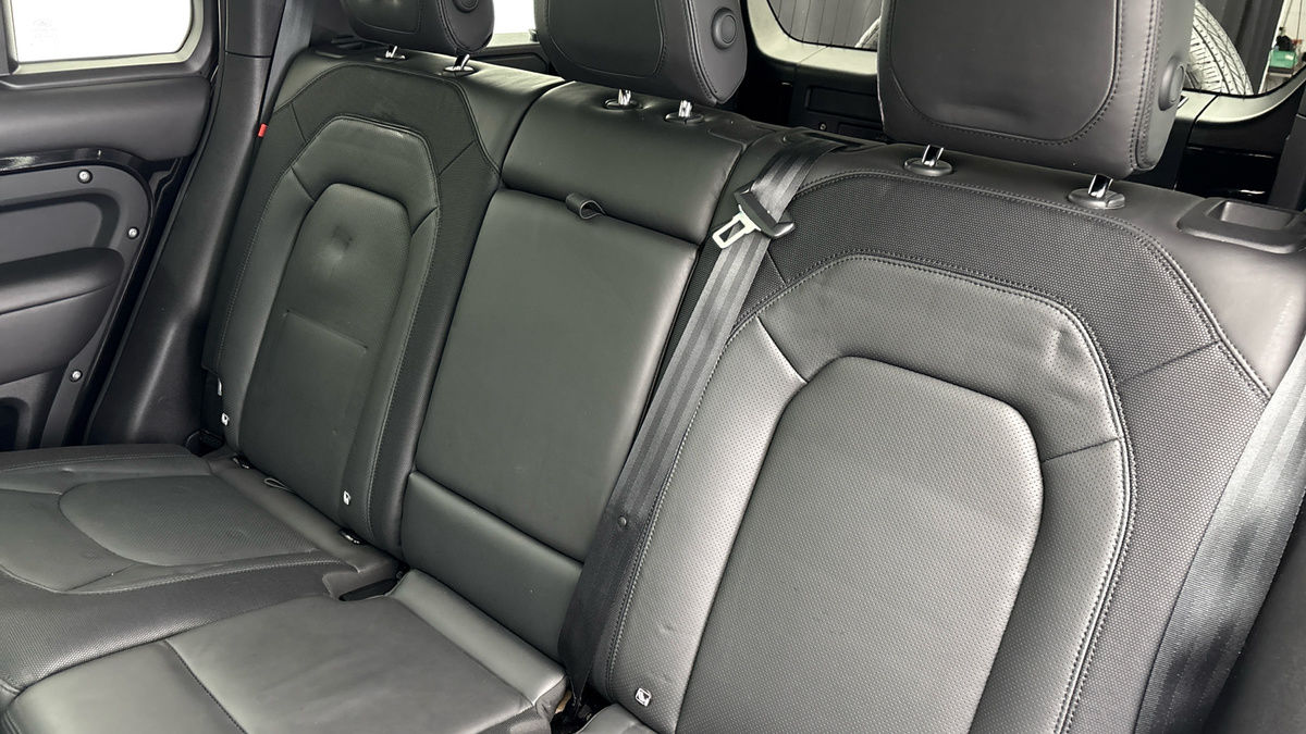 Land Rover Defender 110 Image 8