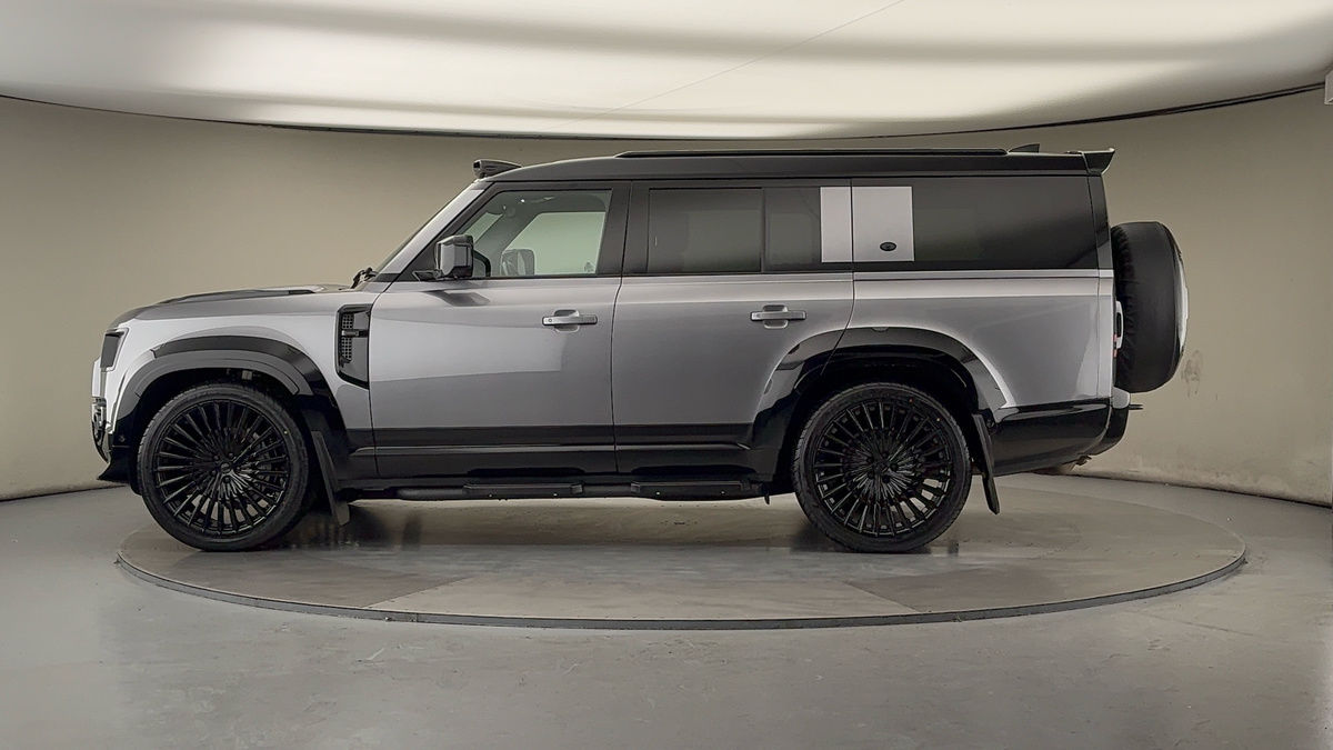 Land Rover Defender 130 Urban Image 15