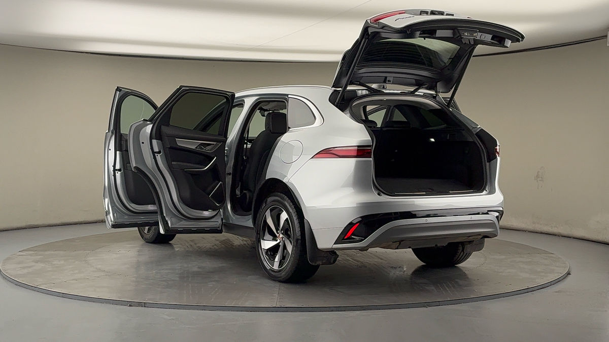 Jaguar F-PACE Image 23