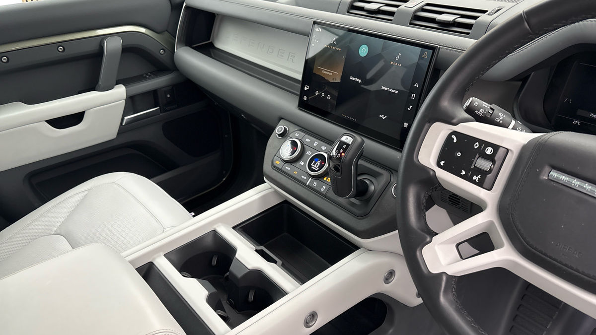 Land Rover Defender 110 Image 18
