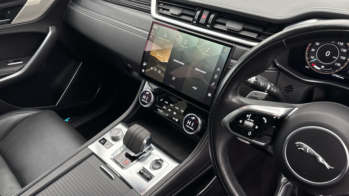 Jaguar F-PACE Image 18