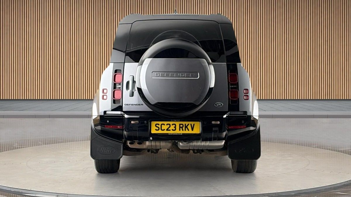 Land Rover Defender 110 Image 4