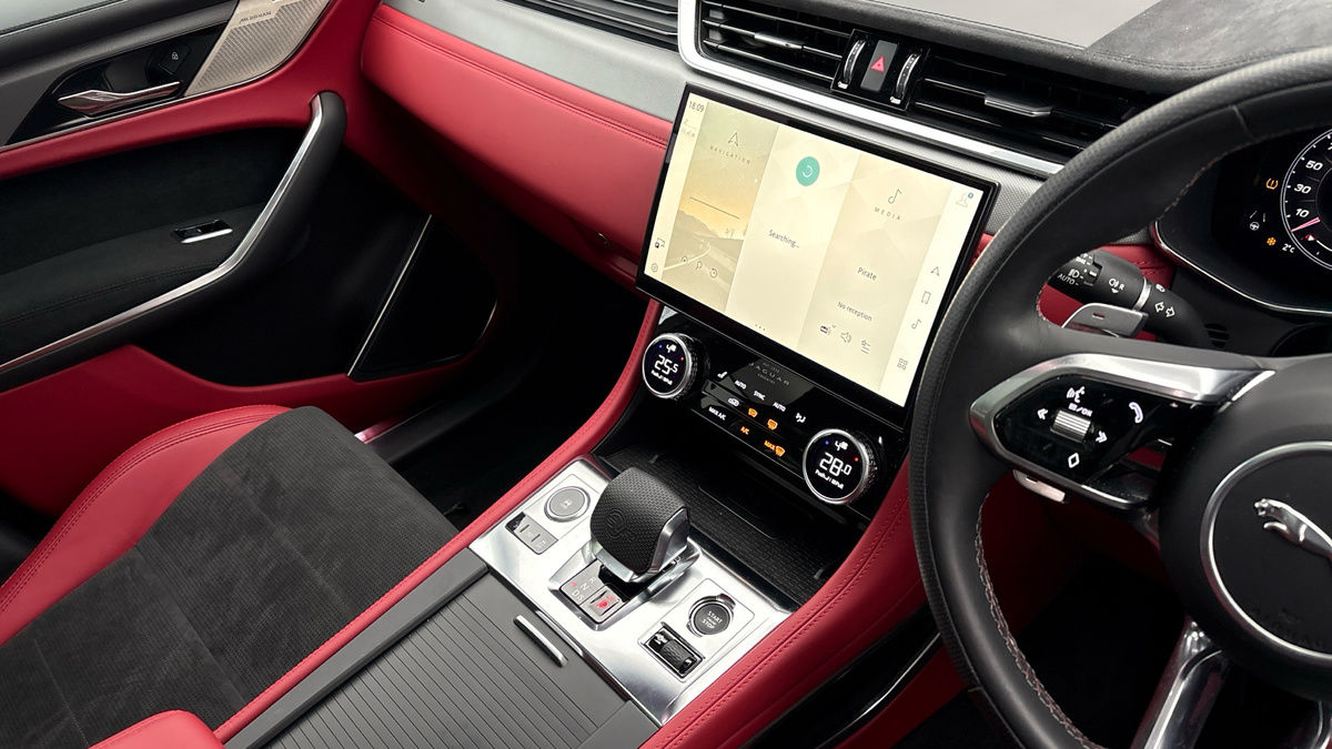 Jaguar F-PACE Image 18