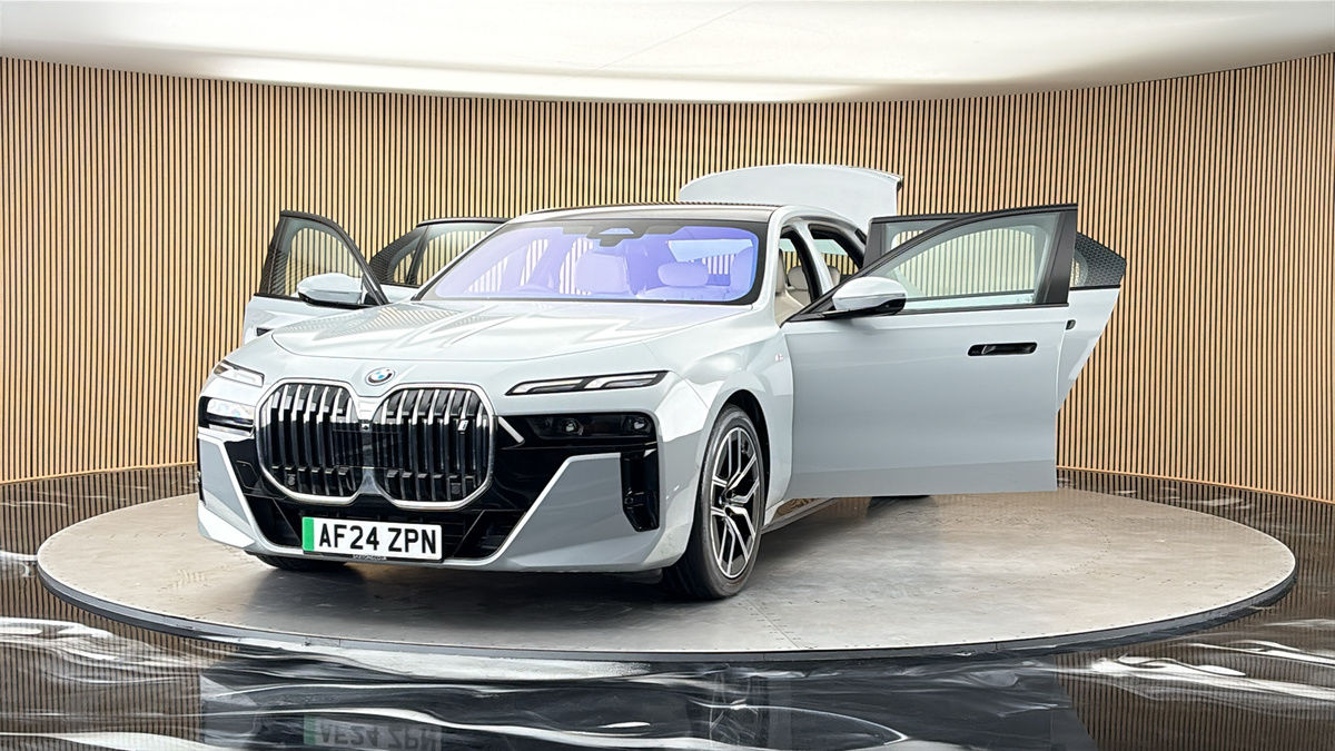 More views of BMW i7