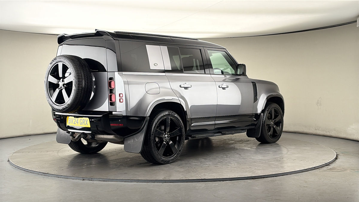 Land Rover Defender 110 Image 21