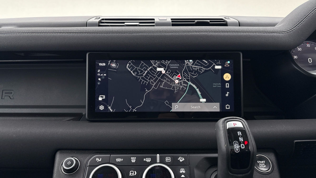 Land Rover Defender 110 Image 17