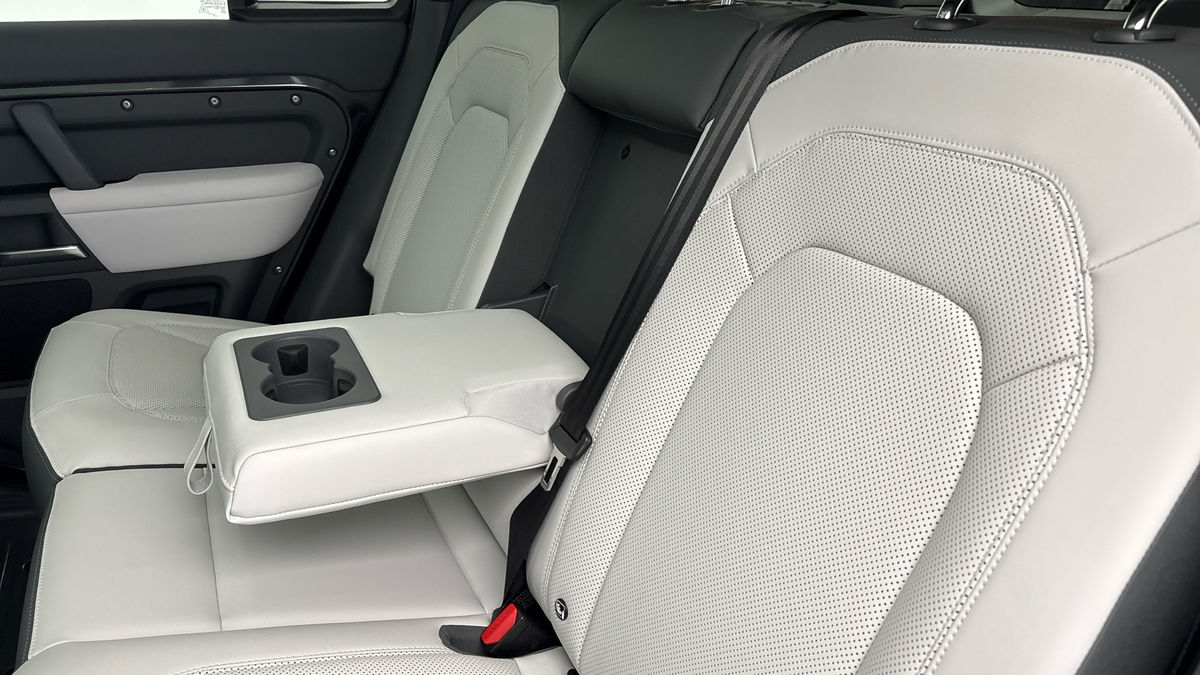 Land Rover Defender 110 Image 9