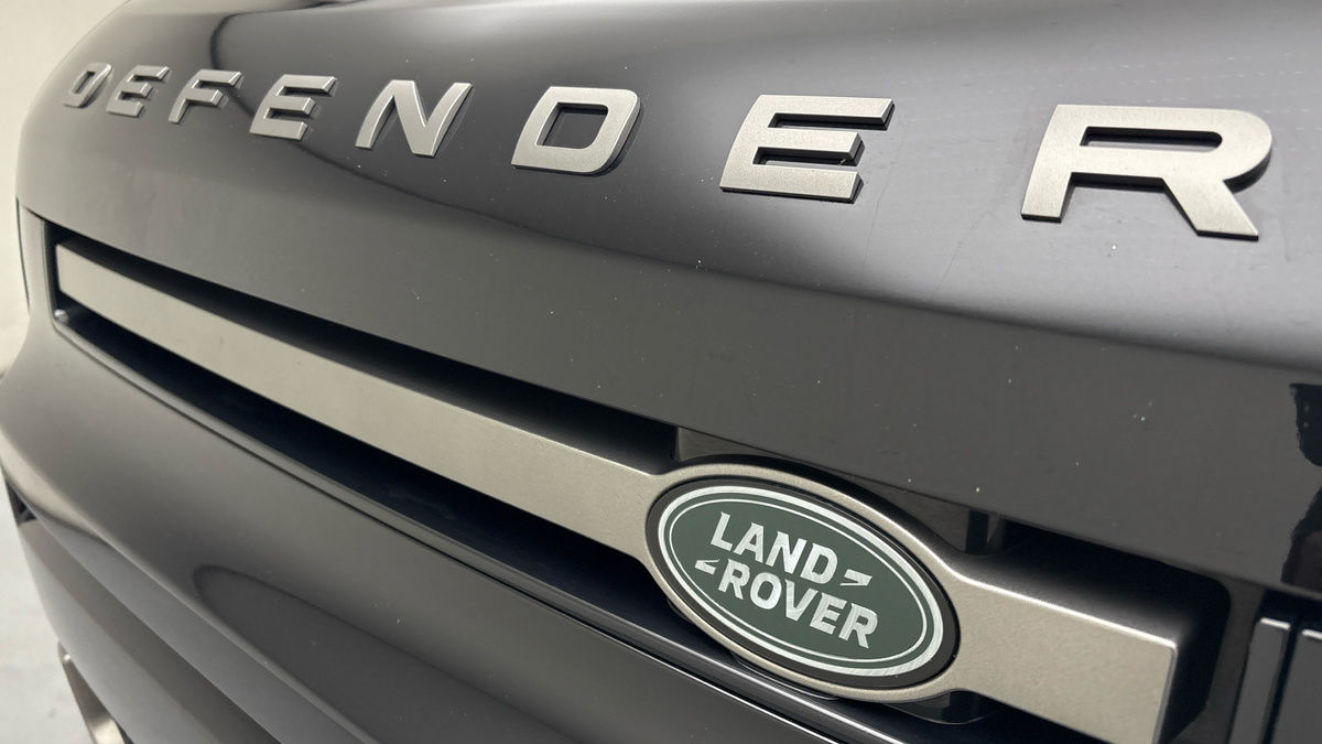 Land Rover Defender 110 Image 24