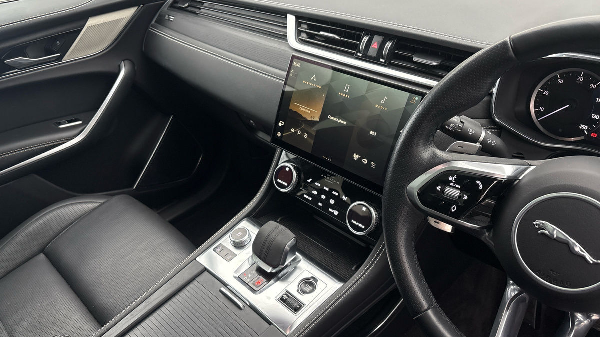 Jaguar F-PACE Image 18