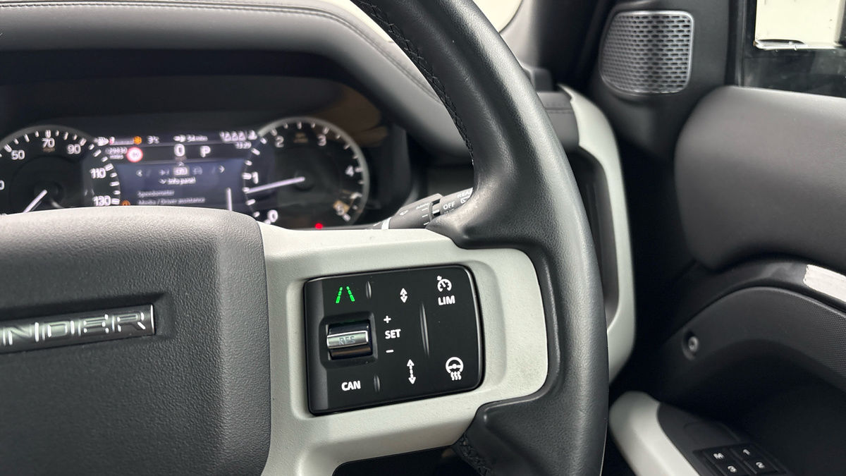 Land Rover Defender 110 Image 14