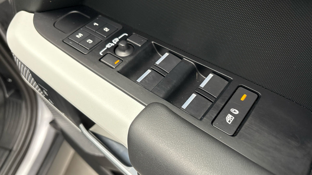 Land Rover Defender 110 Image 29
