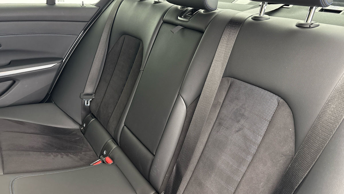 BMW 3 Series Image 8